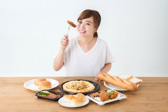 食事する女性
